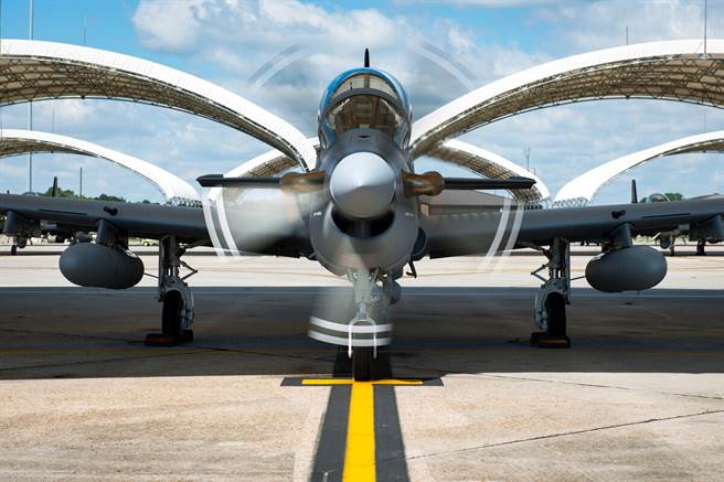 巴西航空工業公司製造的A-29超級大嘴鳥是非常知名的輕型攻擊機，獲得許多國家空軍採用。（圖／美國空軍）