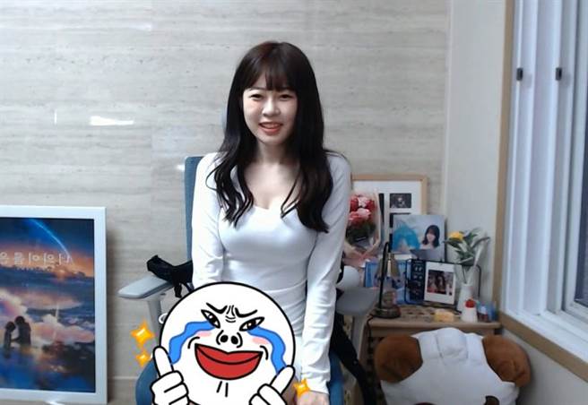 清纯妹穿火辣洋装 一坐下网暴动了(图摘自/Twitch)