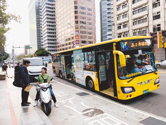 对通勤族来说，除了捷运外，设有更多站点的公车也深受他们喜爱。（本报系资料照／张薷摄）