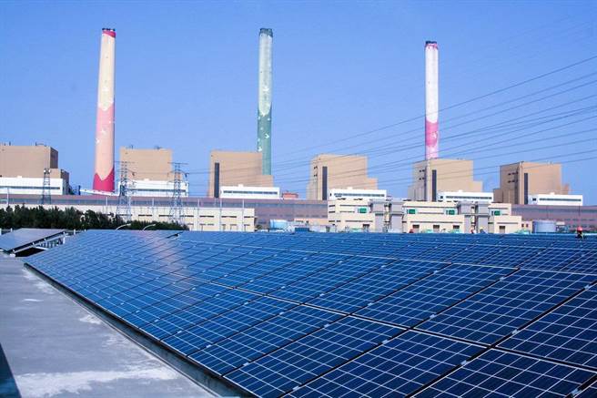 應付5年來最大沙塵暴，台電三大燃煤電廠今天只發一半電量，圖為台中火力電廠。(圖：取自台電)