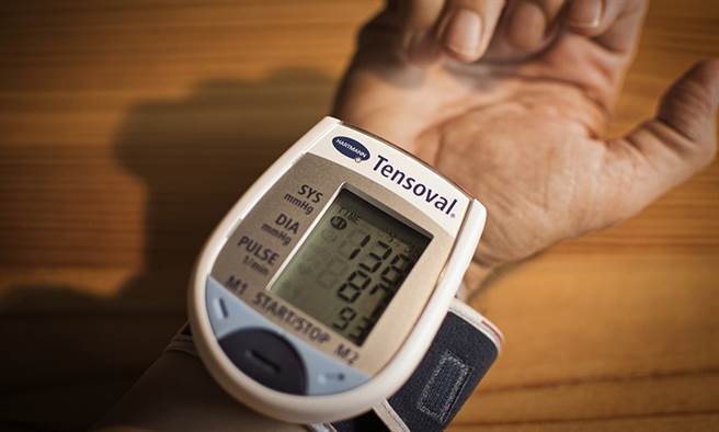 如果晚上血壓比白天血壓低10%以上，就算是夜間血壓偏低，不建議晚上吃降血壓藥。（圖片來源：Pixabay）