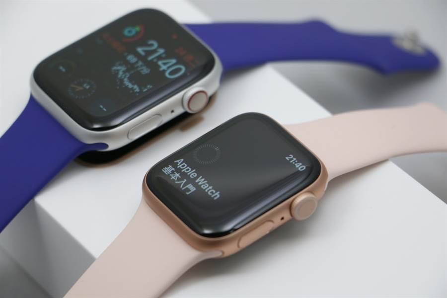 Apple Watch Series 5(右，40mm，GPS款式)對比Apple Watch Series 4(44mm，eSIM款式)。Apple Watch Series 5(GPS + Cellular)版的數位錶冠對比GPS版，也將加上紅圈，更易於辨識。(黃慧雯攝)
