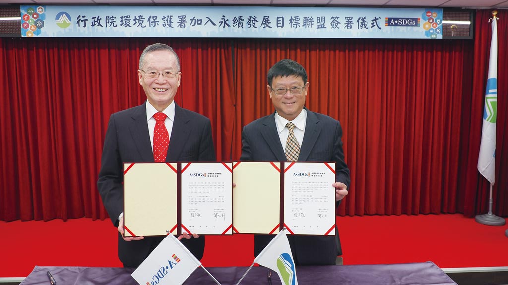 聯盟主席大使簡又新（左）與環保署長張子敬（右）簽署聯盟約定書。圖／聯盟提供