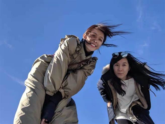 邵雨薇（左）與妹妹出遊合照。（威視電影提供）