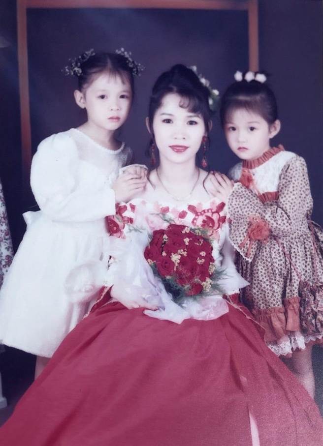 邵雨薇與媽媽及姐姐盛裝合拍沙龍照。（威視電影提供）