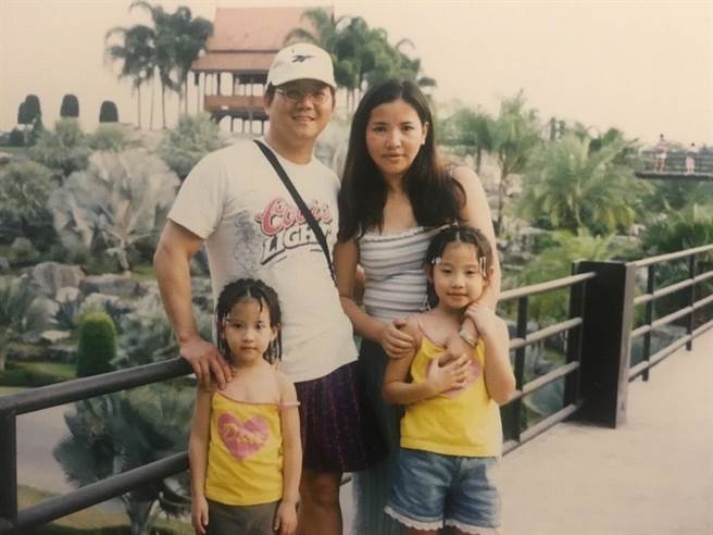 蔡瑞雪（左下）小露香肩與爸媽及姊姊合照。（威視電影提供）