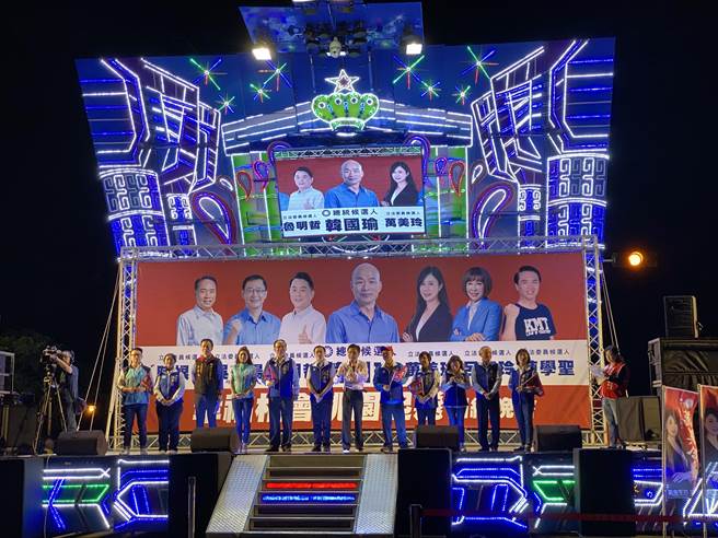 黨籍市議員一字排開力挺。（蔡依珍攝）