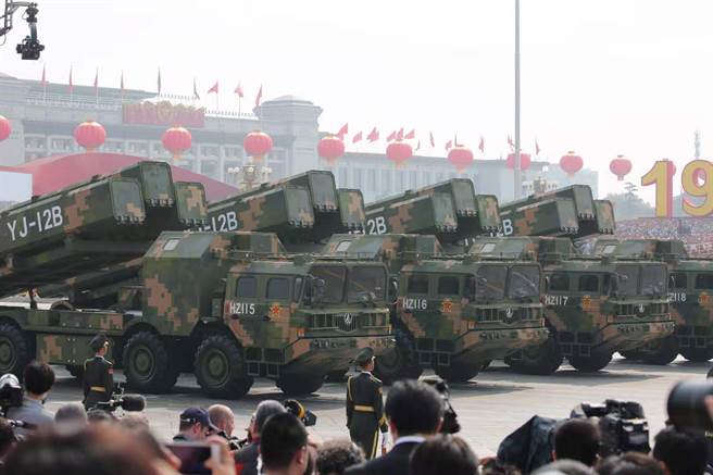 在北京大阅兵导弹方队中首次亮相的鹰击-12B超音速反舰导弹，使用车载3连发射器。（图／中新社）