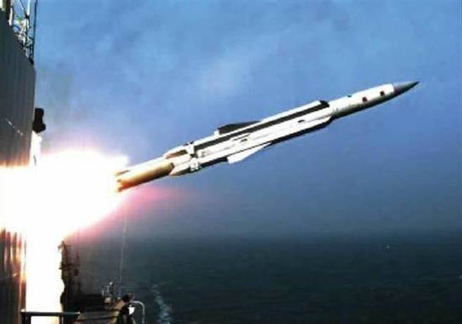 鹰击-12B试射照片上明显可以发现比鹰击-12尾部多了一段火箭助推器。（图／网路）