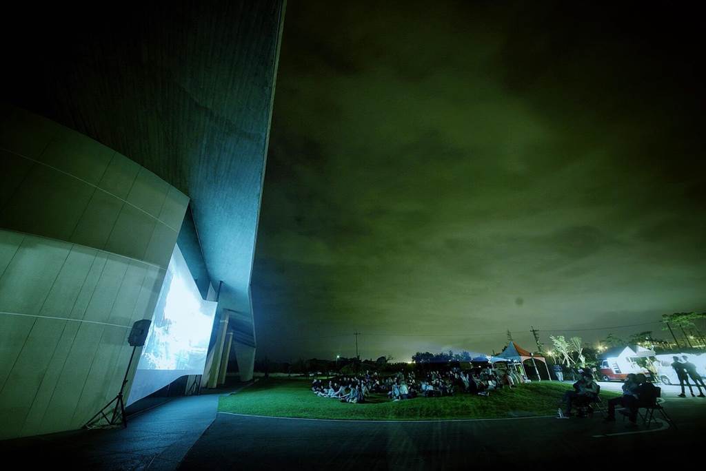 蔡明亮在宜蘭壯圍沙丘舉辦影展，戶外放映電影。（汯呄霖電影提供）