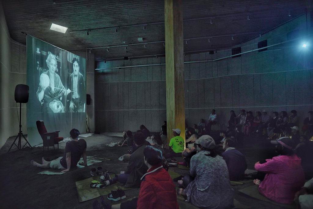 蔡明亮在宜蘭壯圍沙丘舉辦影展，席間與觀眾分享交流。（汯呄霖電影提供）