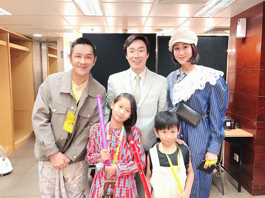 陳浩民夫婦帶著一雙兒女到後台，與費玉清合影留念。（艾迪昇提供）
