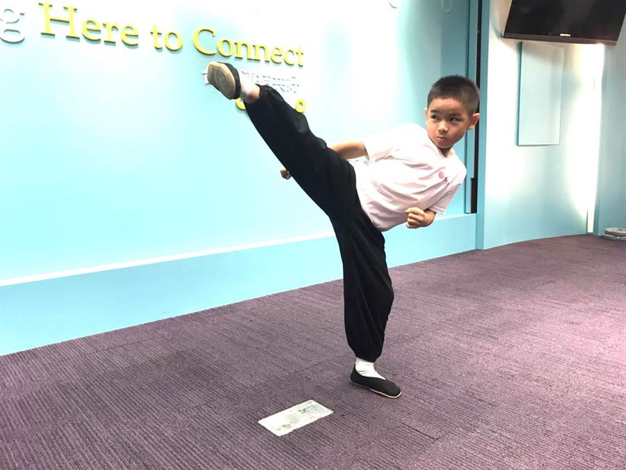 台中市大墩國小2年級學生吳宗修目前僅7歲10個月，在各項武術比賽中已榮獲共158面金牌，日前更取得最小年紀最多金牌數金氏紀錄認證。（盧金足攝）