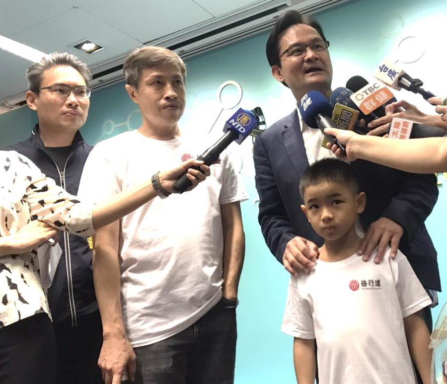 台中市議員張耀中（右）表示，吳宗修在同齡的孩子中創下拿最多獎牌的紀錄，見證學武術健身又修養心性。（盧金足攝）