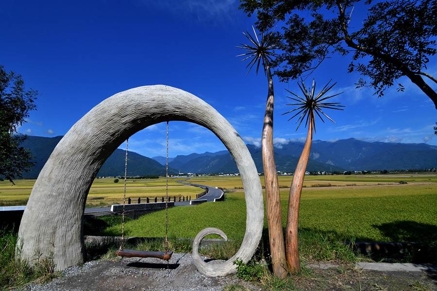 位於池上天堂路入口的「自然療癒」，為台灣藝術家撒部‧噶照的作品。（莊哲權攝）