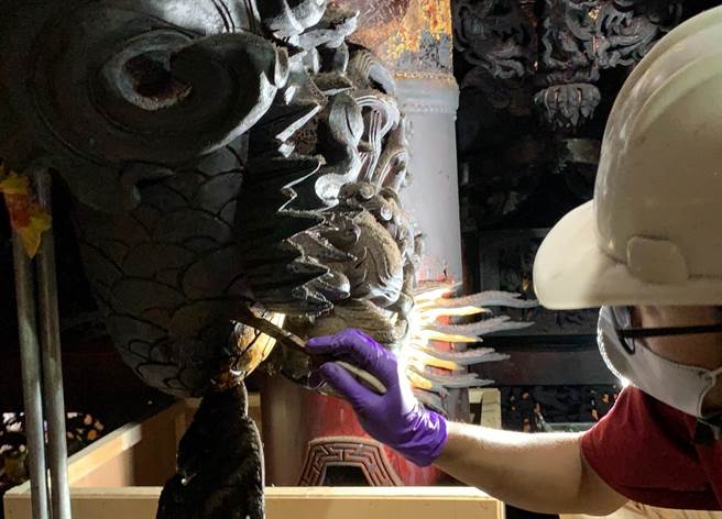 高雄哈瑪星地方大廟歷史建築「代天宮」斥資6000萬元，將以最高標準建築、彩繪、剪黏進行修復作業，預計2023年底前完成，歷史建築高雄代天宮風華再現；文化局表示，代天宮不只延續其哈瑪星大廟信仰重心的地位，更與興濱計畫重現日治建築群一起構築多元豐富的文化地景。（劉宥廷攝）