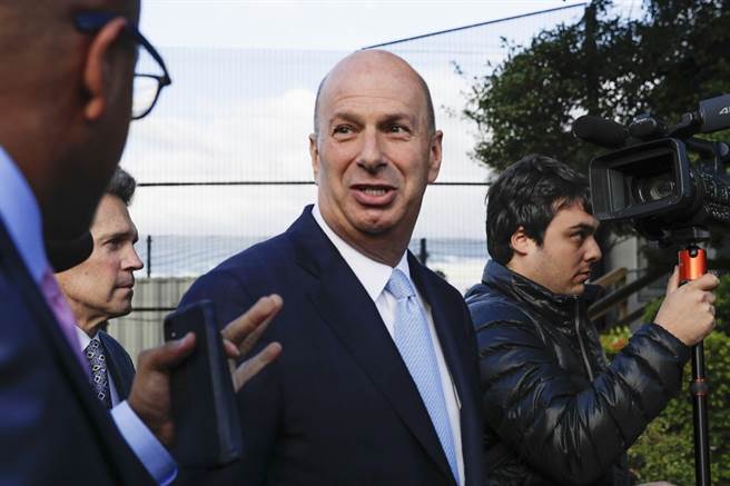 美國駐歐盟大使桑德蘭4日翻供，證實川普政府扣押軍援以施壓烏克蘭調查總統大選競爭對手拜登父子。（圖／美聯社）