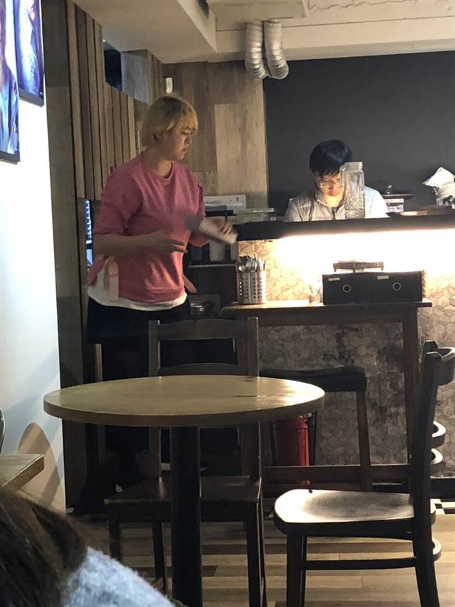 任洁玲目前在吴建恒开的咖啡厅帮忙。(读者提供)