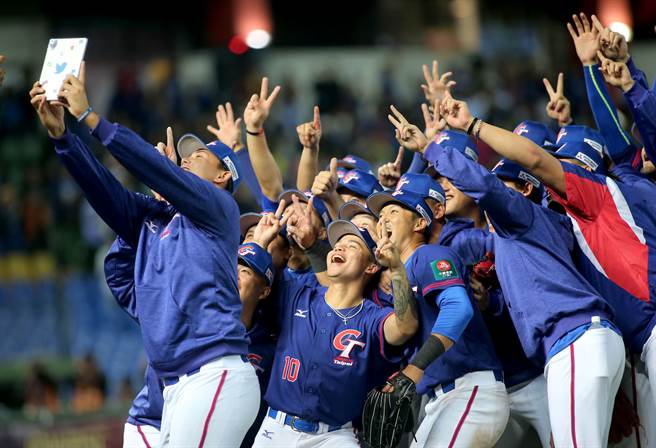 2019年12强中华队在预赛连拿2胜、确定晋级复赛，赛后开心大合照。（资料找，黄国峰摄）