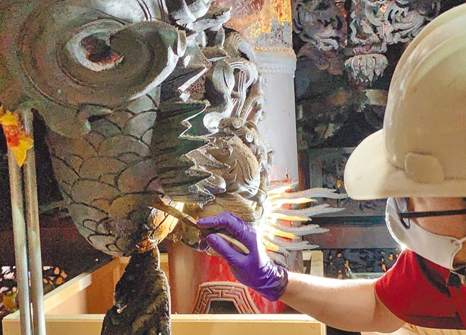 高雄哈瑪星地方大廟歷史建築「代天宮」斥資6000萬元，將以最高標準建築、彩繪、剪黏進行修復作業。（劉宥廷攝）