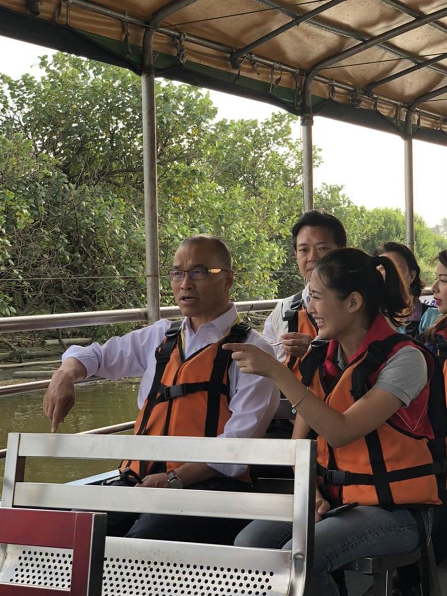 高雄代理市長葉匡時（前左）6日搭上舢筏，遊覽二仁溪，親身體驗高雄海線的魅力。圖／高雄觀光局提供