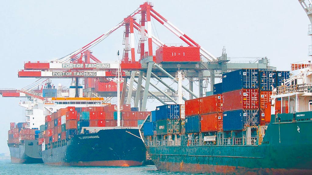 貿易戰台灣受惠，對美出口年增17.7%。圖為台灣第二大貨櫃進出口港台中港。（本報系資料照片）