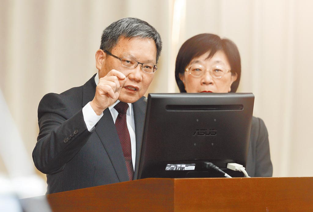財政部長蘇建榮6日指出，中美貿易戰長遠來看對台灣是正面的。（本報系記者張鎧乙攝）