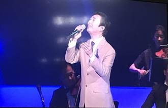 费玉清封麦最终场卡其色西装登台 谢粉丝「让大家破费了」