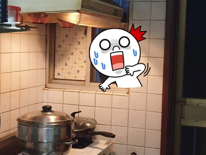 煮飯驚覺被貼窗緊盯 網拉近看嚇傻(圖翻攝自/爆怨公社)