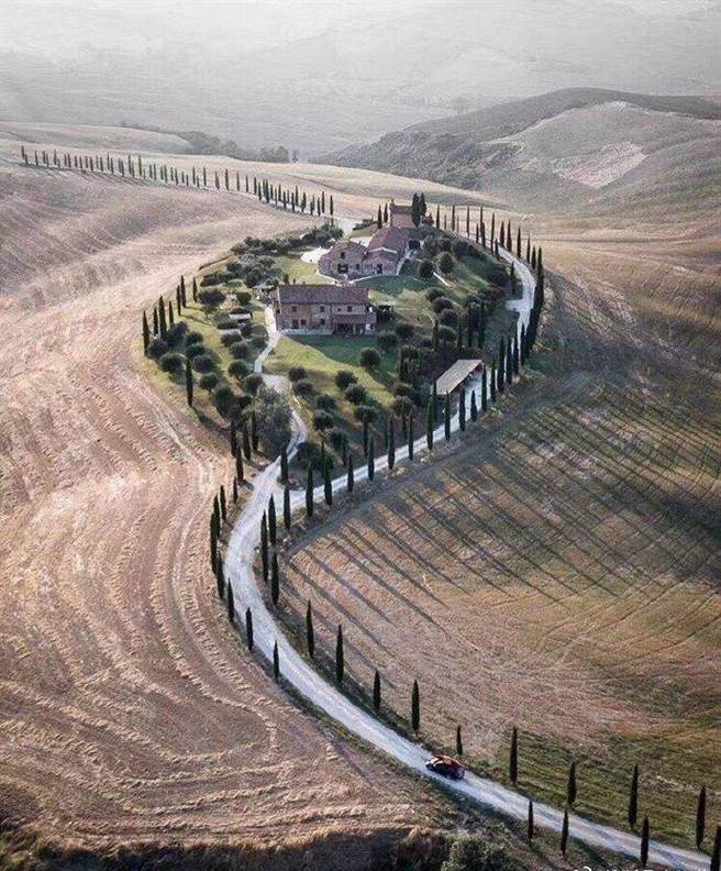 周杰郊外的豪宅和田地。(图／翻摄自微博)