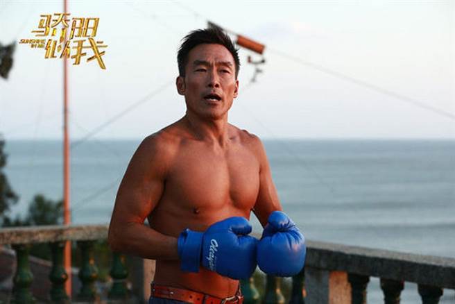 55歲的鄭浩南身材依舊健壯。（圖／翻攝自微博）