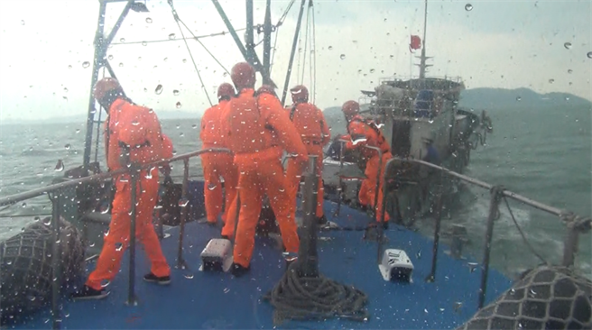 马祖海巡队与苗栗舰实施区域联防扫荡勤务，7日上午9时许于莒光菜埔沃海域，查获大陆籍无船名拖网渔船非法作业。（海巡署金马澎分署提供／叶书宏连江传真）