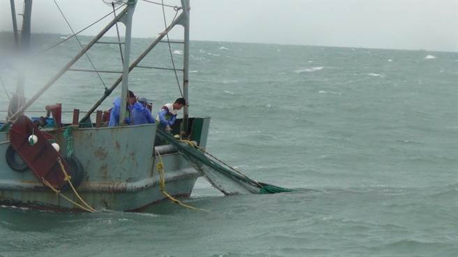 马祖海巡队与苗栗舰实施区域联防扫荡勤务，7日上午9时许于莒光菜埔沃海域，查获大陆籍无船名拖网渔船非法作业。（海巡署金马澎分署提供／叶书宏连江传真）