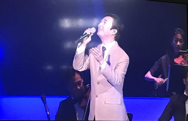 费玉清封麦最终场卡其色西装登台 谢粉丝「让大家破费了」