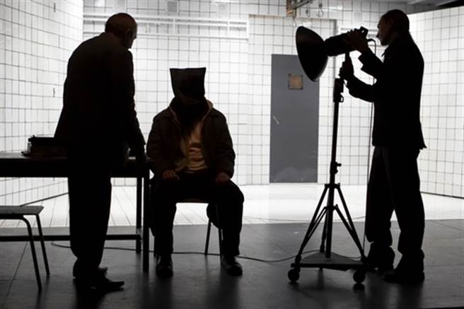 她遭警电击、塑胶袋套头 酷刑影片曝光(示意图/达志影像)