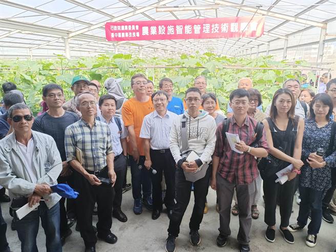 「農業設施智能管理技術觀摩會」於農友洪寶進的溫室辦理。（張晉銘攝）