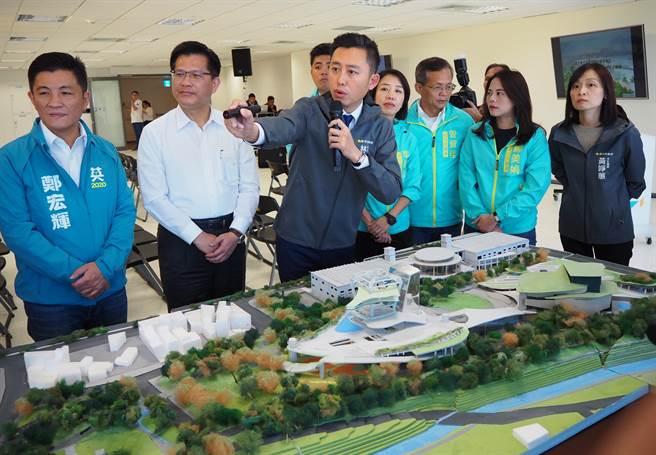 新竹市长林智坚（中）荣获有景观界奥斯卡之称的「亚太区景观建筑杰出人物奖」，是台湾获得此奖肯定的第1人。（陈育贤摄）