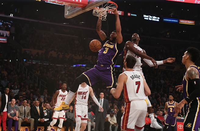 美國NBA熱火對湖人的比賽因為出現觀眾身著印有中華民國國旗的衣服，導致大陸騰訊體育頻道停止轉播這場比賽。圖為11月9日熱火對湖人比賽。（圖／路透）