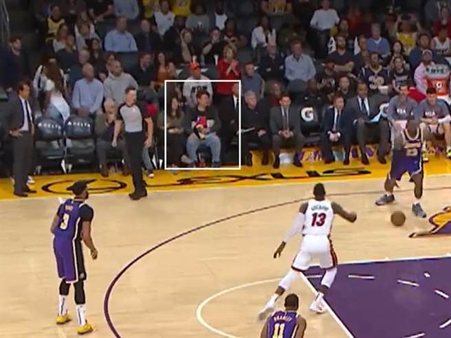 大陸騰訊體育臨時停播NBA熱火對湖人賽事，據說是因為現場觀眾有一人穿著繡有中華民國國旗的衣服(如圖)。（圖／NBA官網影片截圖）
