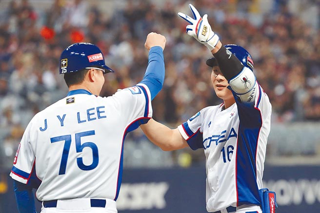 韩职明星游击手金河成（右）顺利转战大联盟，将落脚教士队。（美联社资料照）