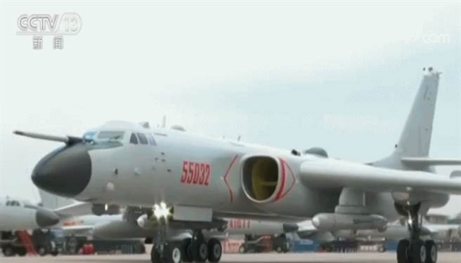 解放军新型远程战略轰炸机轰－6N。（央视截图）