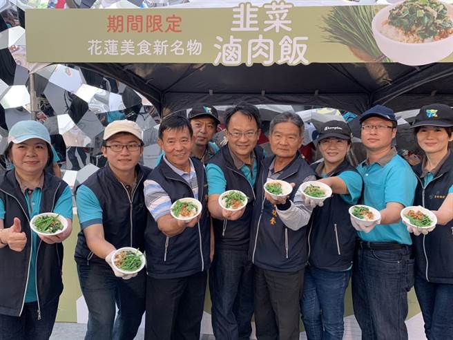 吉安鄉農會推出韭菜魯肉飯，於10日免費放送，讓民眾嚐鮮。（王昱凱攝）