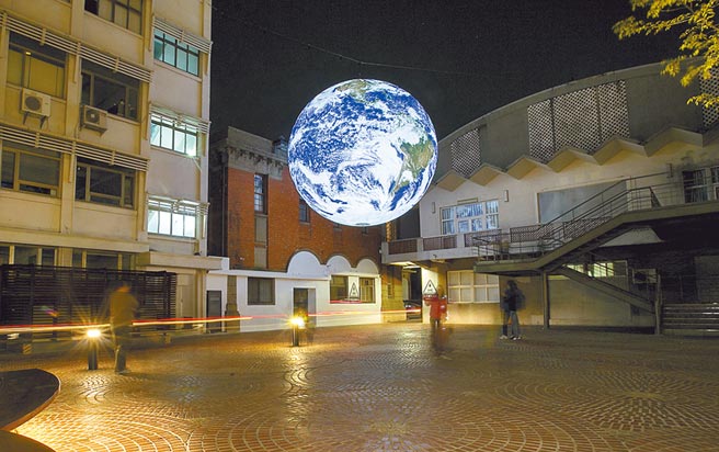 新竹市長林智堅榮獲有景觀界奧斯卡之稱的「亞太區景觀建築傑出人物獎」，圖為曾獲台灣景觀大賞傑出獎的「幸福廣場」。（陳育賢攝）