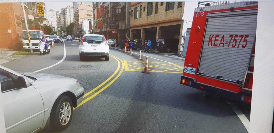 大客車彎道漏油，4騎士遭殃慘犁田。(警方提供／蔡依珍桃園傳真)