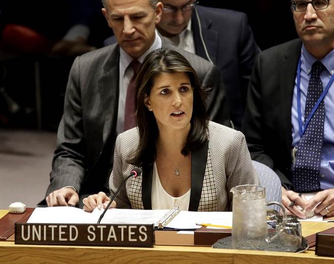 美國前駐聯合國大使海利在新書中爆料，前國務卿提勒森與前白宮幕僚長凱利曾想私下拉攏她聯合出賣川普，不過被她拒絕。（圖／美聯社）