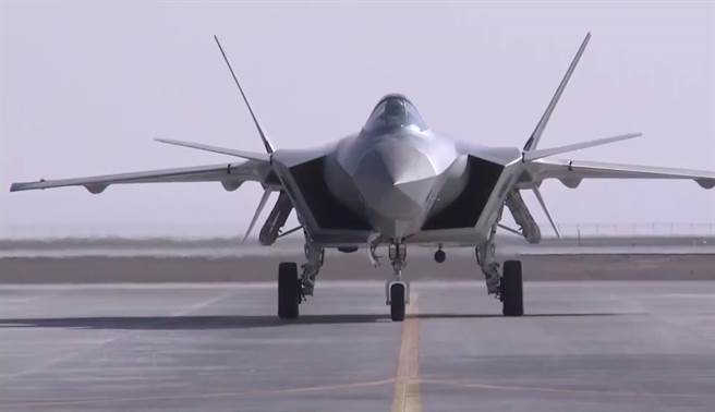 陆媒认为，F-35连颱风战机都打不过，遇上歼-20就必败无疑。（图／砺兵-2018截图）