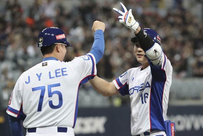 韓國隊金河成在冠軍戰對日本敲出2分砲。（美聯社資料照）