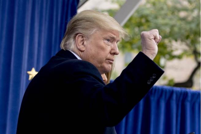 美國總統川普11日離開紐約退伍軍人節遊行會場的神情。（美聯社）