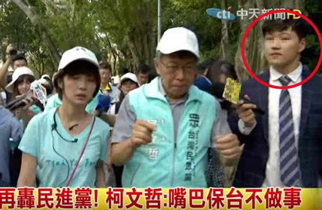 被周刊拍到疑似學姊黃瀞瑩新男友的男記者，西裝筆挺、頂著韓式捲捲頭，被形容是「花美男」。（截自中天新聞畫面）
