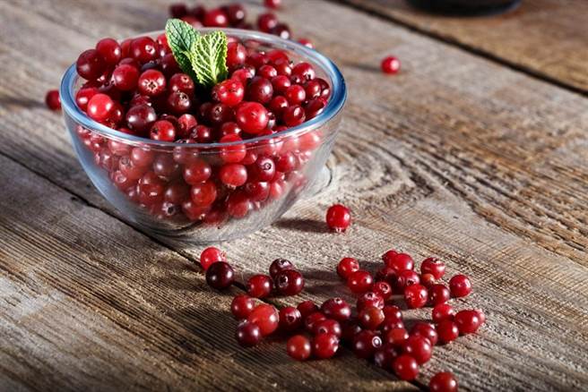 蔓越莓素有著北美紅寶石之稱，具有預防泌尿道感染的功效。(達志影像/shutterstock)